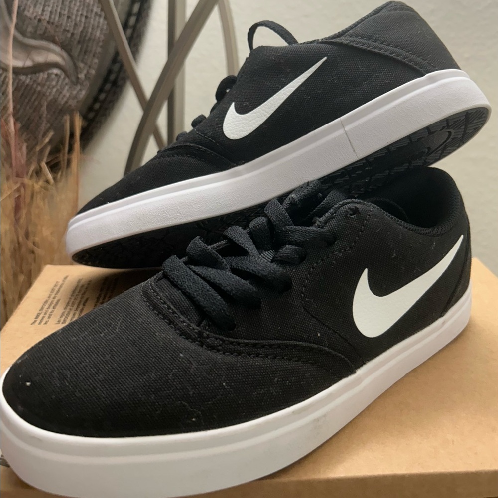 Nike Men’s Black Canvas Sneakers with White Swoosh 4Y